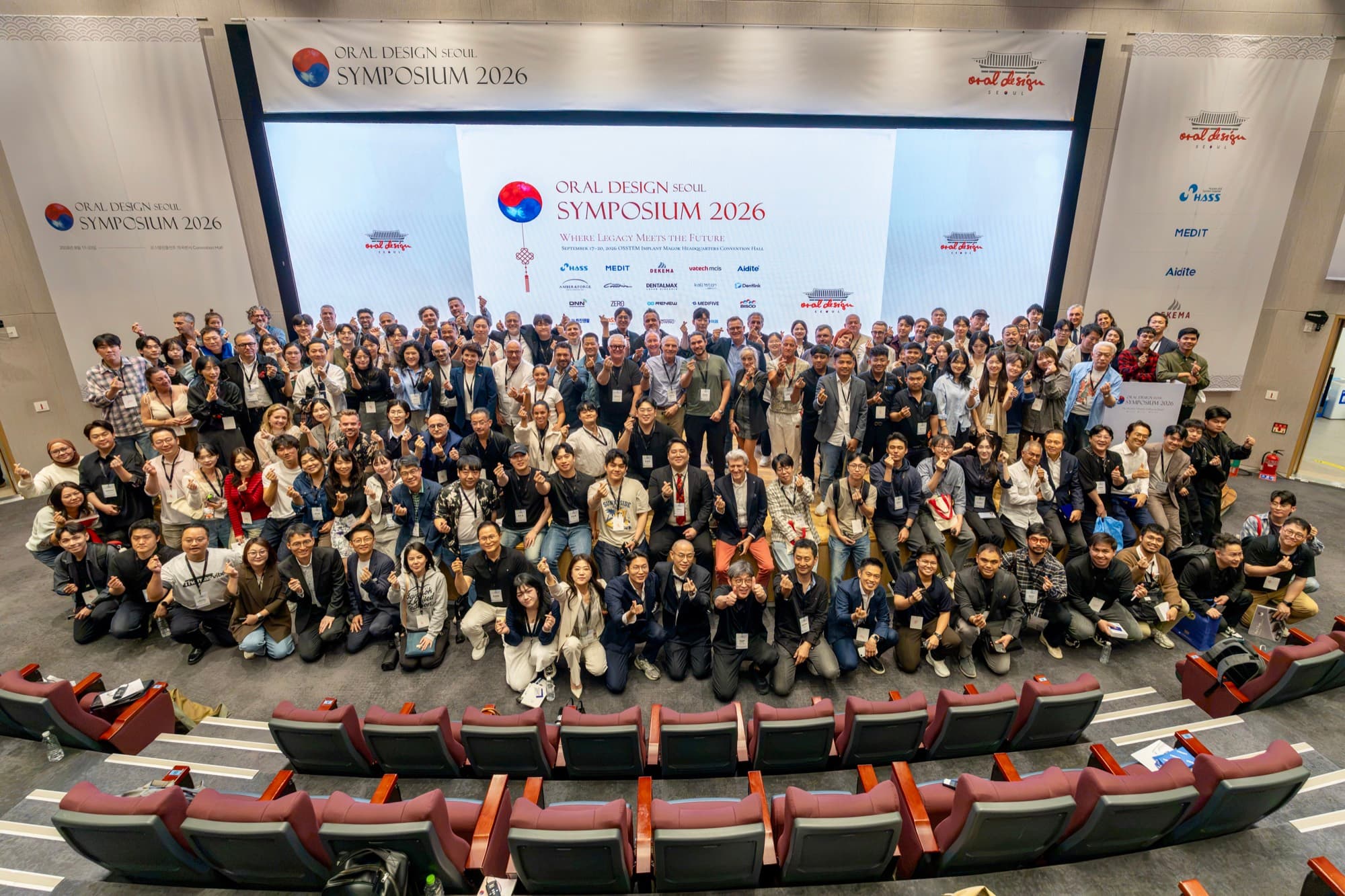 Oral Design Seoul Symposium 2026 연자와 참가자들이 컨벤션홀 무대 앞에서 찍은 단체 사진